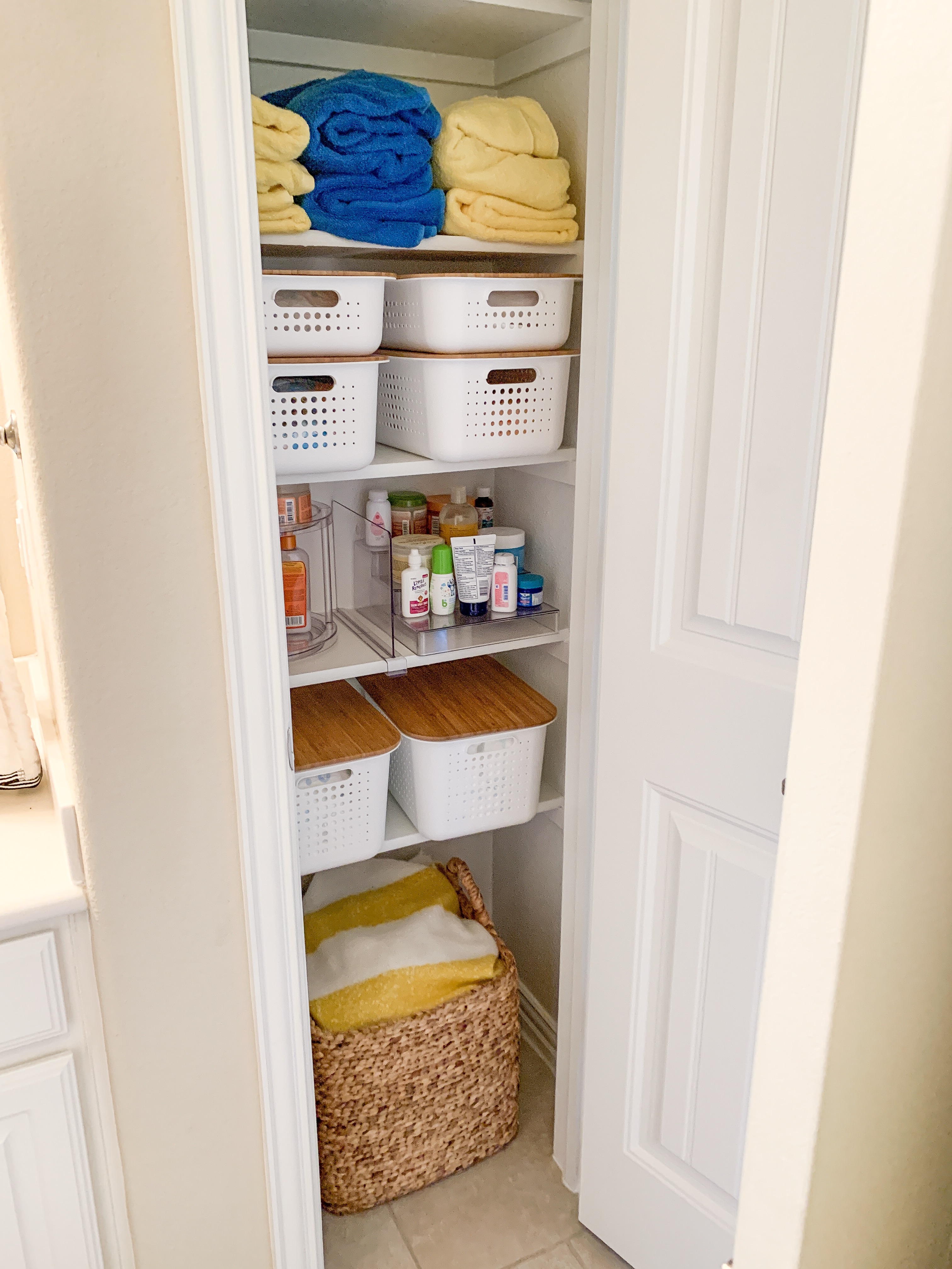 Bathroom Organization tips featured by top US lifestyle blog, Glamorous Versatility